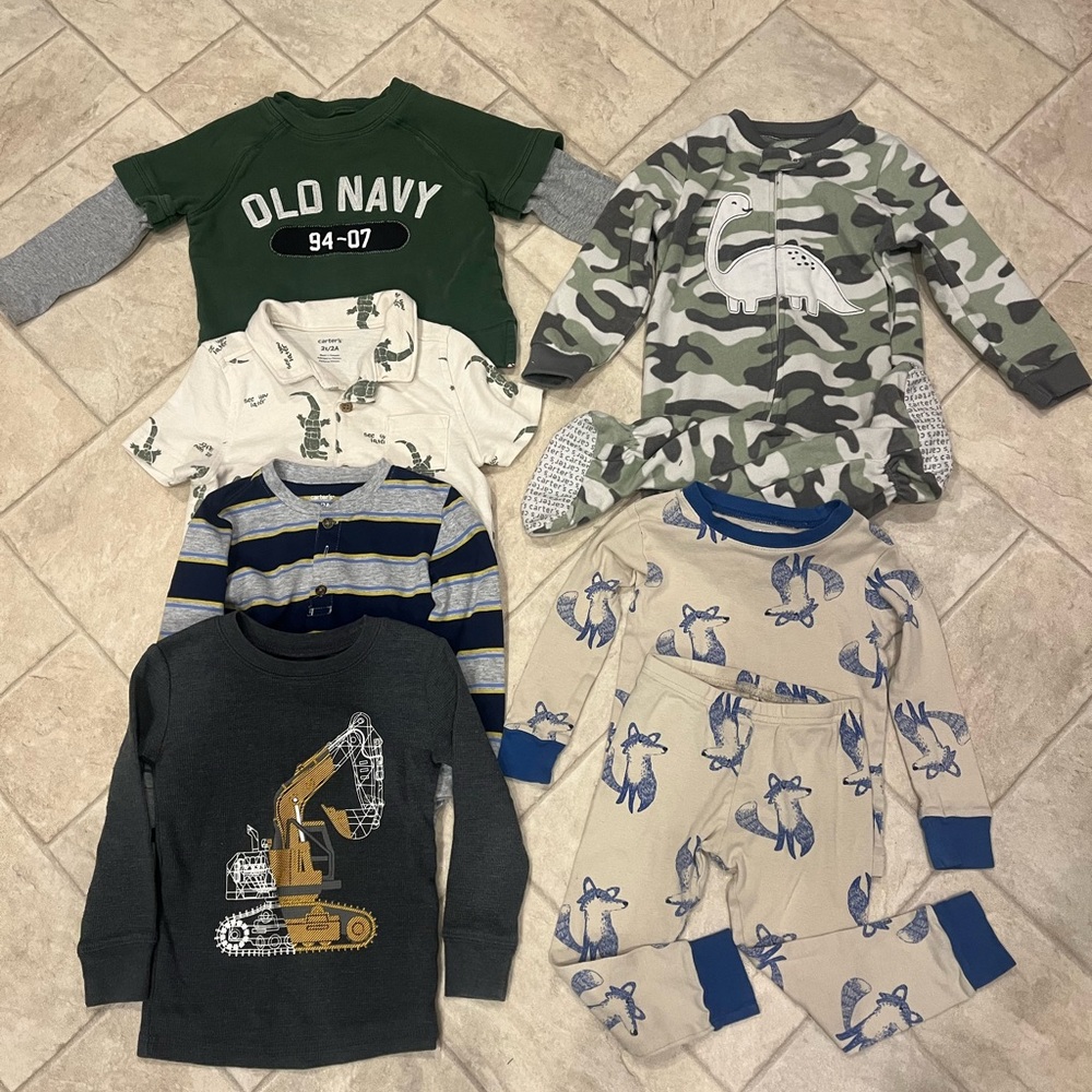 Boys 2t shirts and pajama bundle. 4 shirts and 2 pjs. Carters, Old Navy, etc.